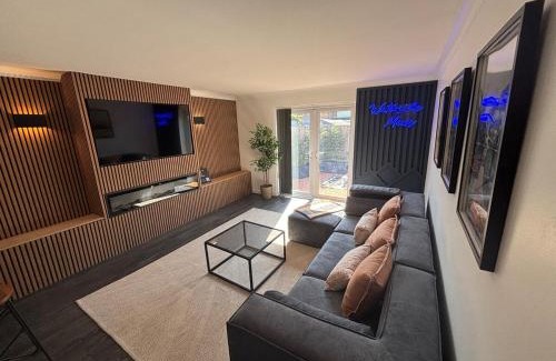 Cleethorpes Casa | Hot Tub, Private Parking, King Bed, Beach luxury