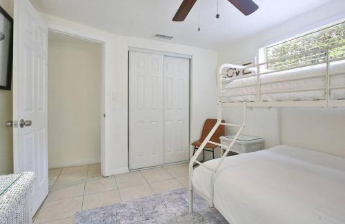 Gulf Gate Estates Casa | Hot Tub Retreat with Big Private Fenced Yard by Beach