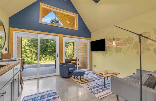 Greenville Cabina | Hot Tub! Riverfront Cabin Retreat - 6 Min to GLV
