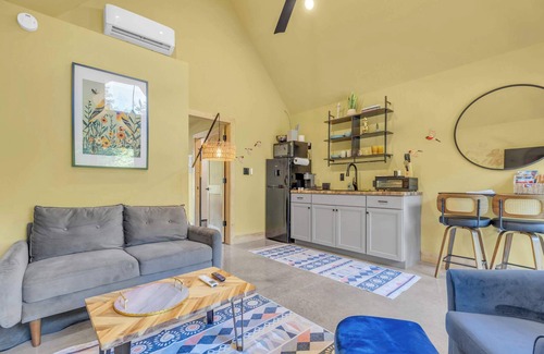 Greenville Cabina | Hot Tub! Riverfront Cabin Retreat - 6 Min to GLV