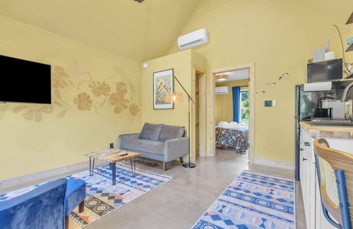 Greenville Cabina | Hot Tub! Riverfront Cabin Retreat - 6 Min to GLV