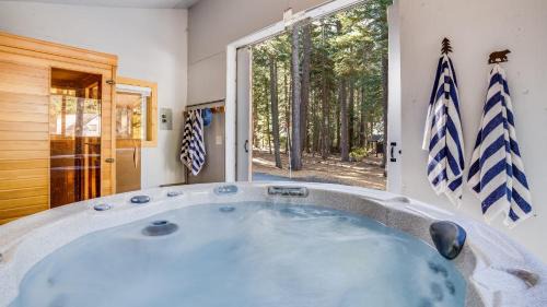 McKinney Estates Casa | Hot Tub Sauna Game Room Modern 5BDR Family Cabin Homewood by AvantStay