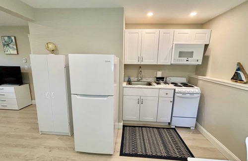 Southern Coast Casa | Hot tub! Studio in New House - Location, Location!