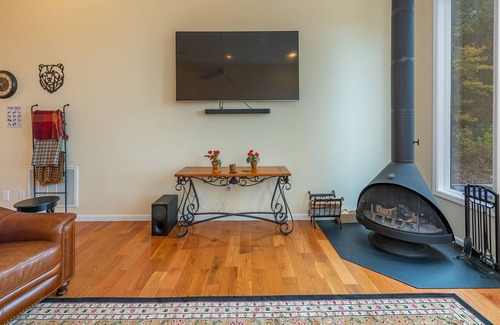 Burnsville Cabina | Hot Tub, Stunning Mtn Views, Close to town, Outdoor Fireplace & Private