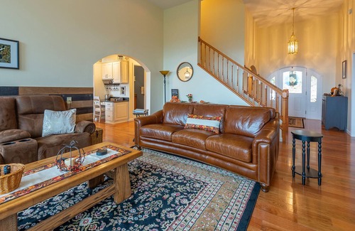Burnsville Cabina | Hot Tub, Stunning Mtn Views, Close to town, Outdoor Fireplace & Private