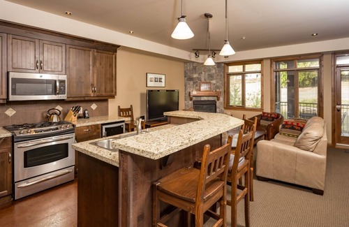 Rossland Condominio | Suite bien equipada con vistas