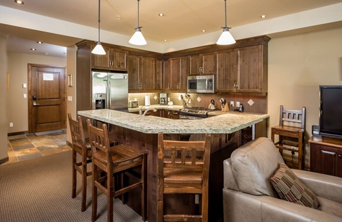 Rossland Condominio | Suite bien equipada con vistas