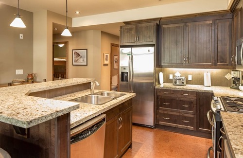 Rossland Condominio | Suite bien equipada con vistas