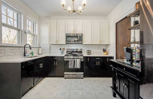 Burns Park Casa | Hot Tubs | Game Room | Saunas | Theater | Walk Stadium/Downtown/Park | Decks