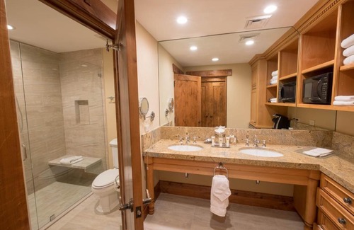 Deer Valley Hotel | Hotel 2 Queen Hotel Room