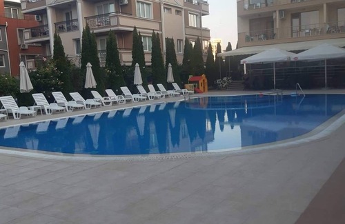 Nessebar Apartamento | Hotel apartment with a pool right across the street from the beach