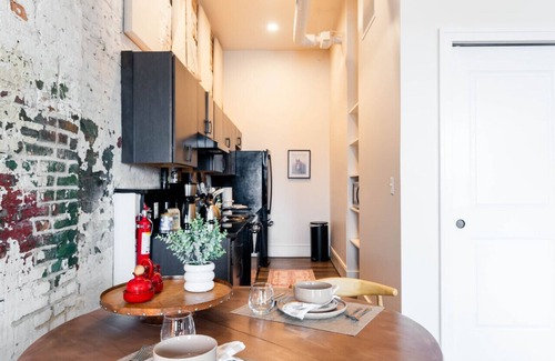 Ypsilanti Apartamento | Hotel California - KING BED LOFT
