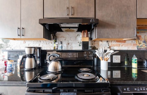 Ypsilanti Apartamento | Hotel California - KING BED LOFT