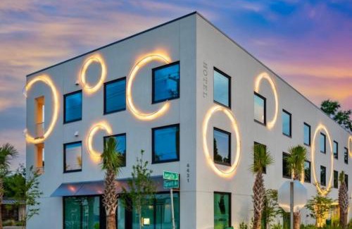 North Charleston Hotel | Hotel Circulo Park Circle Corner Suite 210