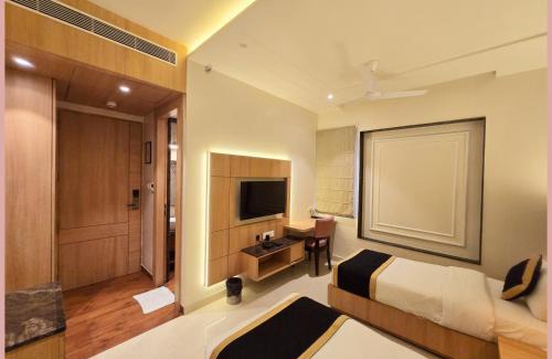 Varanasi Hotel | HOTEL - ELEGANCE - Luxuary And Spacious Room - Fully Air Conditioned Hotel - Restaurant - Lift & Free Wi-Fi Facilities - A Top Rated Hotel in Varanasi