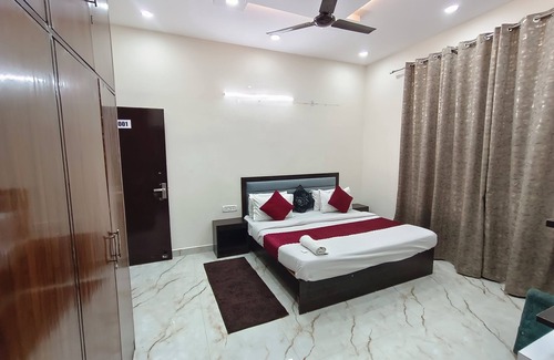 Baraula Hotel | Hotel is very near to Metro station, Mall, Hospital and daily useful market.