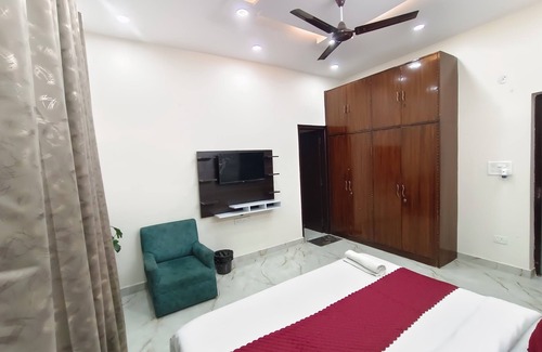 Baraula Hotel | Hotel is very near to Metro station, Mall, Hospital and daily useful market.