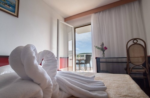 Cove Rogacic Casa | Hotel Issa - Double Room Sea View 22