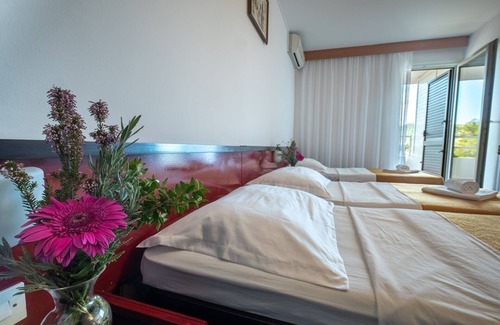 Cove Rogacic Casa | Hotel Issa - Triple Room Sea View 5