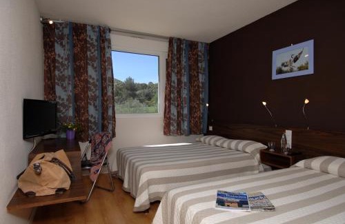 Rochefort-du-Gard Hotel | Hotel Le Lagon