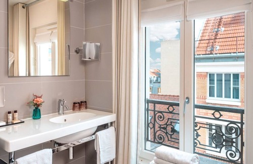 Quartier de la Folie-Mericourt Hotel | Hotel Le Mareuil