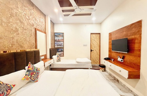 Ujjain Hotel | Hotel Malay - near Temple & Rail Station