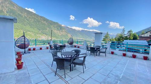 New Manali Casa | Hotel Meadows & Hotel Ocean Edge ! Family Hotel ! A couple Hotel ! Near to Hadimba Temple