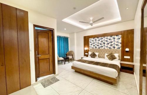 The Mall Road Hotel | HOTEL MOUNTAIN G ! MUSSOORIE होटल माउंटेन ஹோட்டல் மலை હોટેલ માઉન્ટેન ਹੋਟਲ ਮਾਊਂਟੇਨ near mall road hotel-with-mountain-view Spacious-Room-with-wi-fi-and-Parking-availability, best hotel in Mussoorie