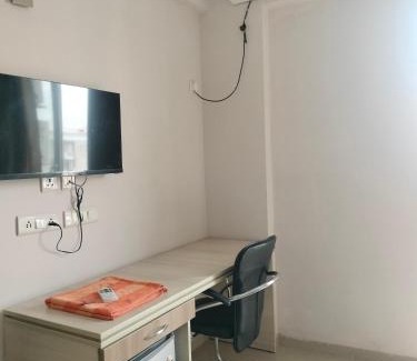 Mathura Hotel | Hotel Mukund Vrindavan near Prem Mandir