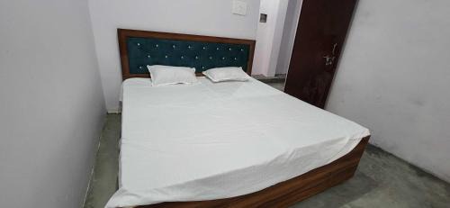 Sitapur Hotel | HOTEL O BLUE ROSE