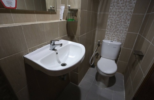 Somba Opu Hotel | Hotel O Kost Pak Dahlan Near Modern Estate