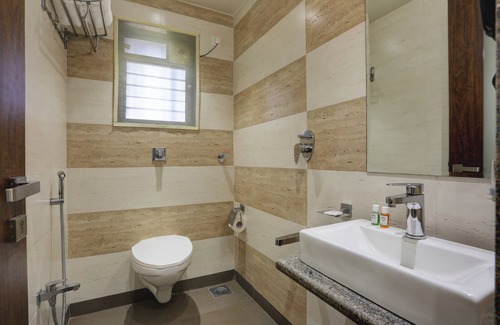 Cuffe Parade Hotel | Hotel Ozone Inn