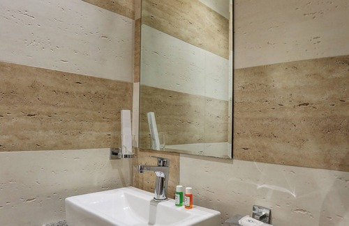 Cuffe Parade Hotel | Hotel Ozone Inn