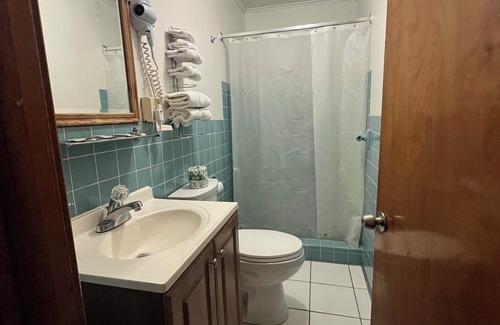 Adrian Hotel | Hotel Prairie Winds Carthage Keokuk Hwy 136