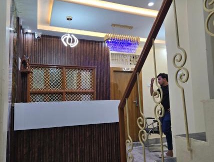 The Mall Road Hotel | Hotel Premium RUDRA GUEST HOUSE ! Varanasi, Near Kashi Vishwanath Temple And Ganga Ghat, Fully Air conditioned & Spacious Room - Prime Location BEST HOTEL IN VARANASI