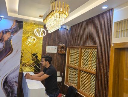 The Mall Road Hotel | Hotel Premium RUDRA GUEST HOUSE ! Varanasi, Near Kashi Vishwanath Temple And Ganga Ghat, Fully Air conditioned & Spacious Room - Prime Location BEST HOTEL IN VARANASI