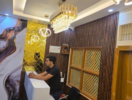 The Mall Road Hotel | Hotel Premium RUDRA GUEST HOUSE ! Varanasi, Near Kashi Vishwanath Temple And Ganga Ghat, Fully Air conditioned & Spacious Room - Prime Location BEST HOTEL IN VARANASI
