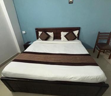 Hauz Khas Village Hotel | Hotel R Villa - Near Hauz Khas Fort