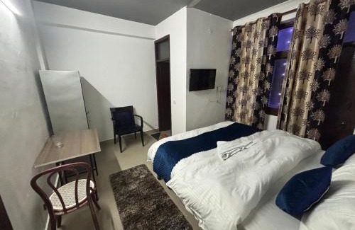 Hauz Khas Village Hotel | Hotel R Villa - Near Hauz Khas Fort