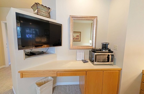 Century West Condominio | Hotel-Style, King Bed, Ground Floor Condo-328B