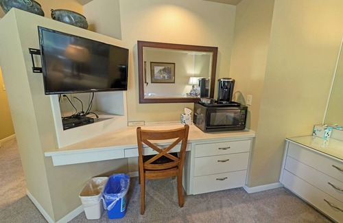 Century West Condominio | Hotel-Style, Queen Bed, Secondd Floor Condo 424B