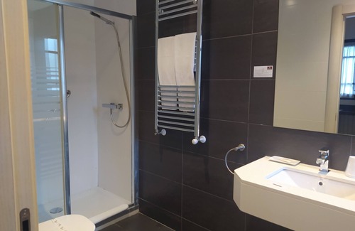 Naves Hotel | Hotel Villa Marrón