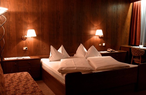 Monguelfo Hotel | Hotel Weisses Lamm