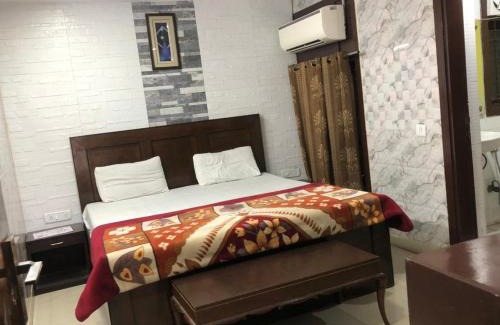 Jangpura Casa | Hotel White Palace,Nizamuddin Railway Station