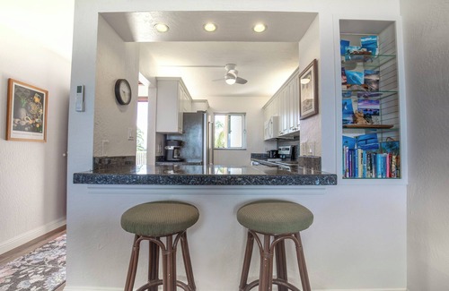 Kihei Condominio | Hotel-zoned! Oceanview Penthouse - Menehune Shores 601