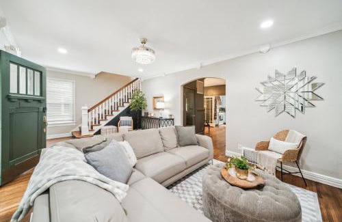 Downtown Tulsa Casa | Hottub, Pool Table, Basketball, Firepit, Sleeps 8