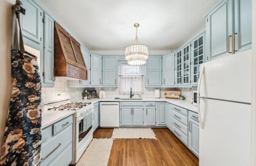 Downtown Tulsa Casa | Hottub, Pool Table, Basketball, Firepit, Sleeps 8