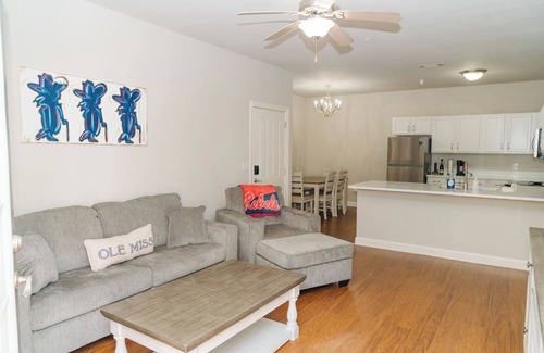 Oxford Condominio | Hotty Toddy! Newly Renovated 2 Bedroom, 2 Bathroom. Walk to Grove! 1st Floor.