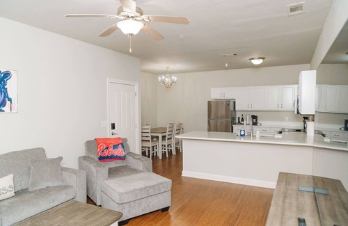 Oxford Condominio | Hotty Toddy! Newly Renovated 2 Bedroom, 2 Bathroom. Walk to Grove! 1st Floor.