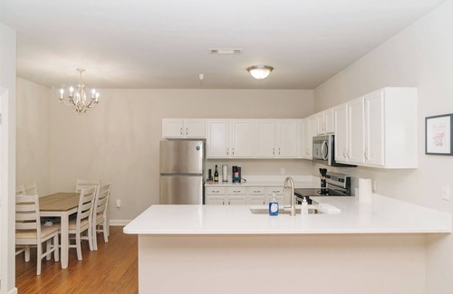 Oxford Condominio | Hotty Toddy! Newly Renovated 2 Bedroom, 2 Bathroom. Walk to Grove! 1st Floor.